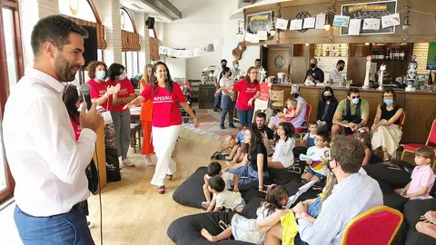 Alberto Fernández, presidente de la Asociación de Profesores en Emiratos Árabes, durante su intervención en el acto del Día del Libro 2022, celebrado en el Seville's de Dubai. (EL CORREO)