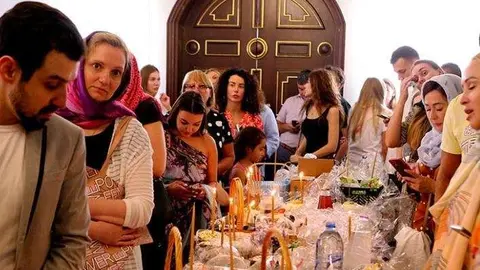 Expatriados rusos y ucranianos celebran la Pascua en la Iglesia Ortodoxa Cristiana en Sharjah en 2022.
