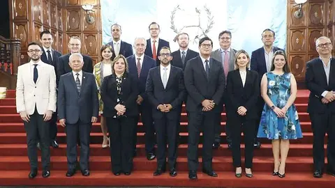 El jeque Fahim Bin Sultan bin Khalid Al Qasimi de Sharjah -en el centro-, junto a autoridades en Guatemala. (Twitter)