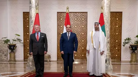 De izquierda a derecha, el rey jordano, el presidente egipcio y el príncipe heredero de Abu Dhabi. (WAM)