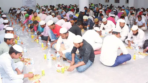 Iftar organizado en Nepal por Sharjah Charity International. (WAM)