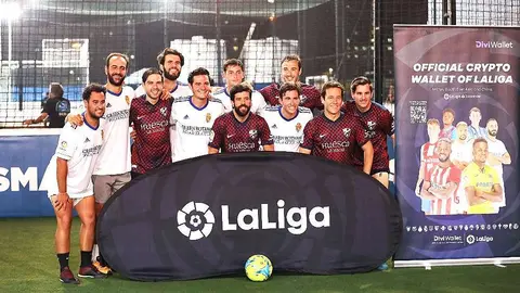 Los jugadores del Huesca y Real Zaragoza posan en el inicio del encuentro organizado por la LaLiga en Dubai con motivo del Día de Aragón. (Cedida)