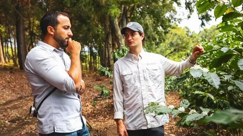 El jeque de Sharjah durante su recorrido por la finca El Tempisque. (Twitter)
