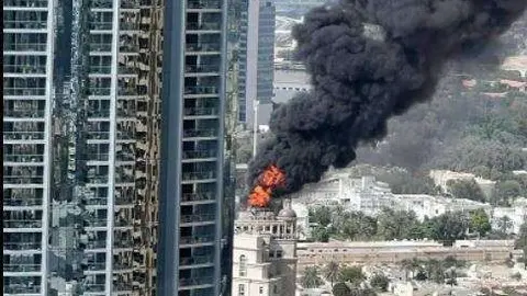 El humo del incendio se extiende por el centro de Dubai. (Fuente externa)