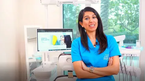 La ondontóloga española Anmol Batria, en su consulta de la clínica True Smile Works del Grupo Asisa en Dubai. (Cedida)