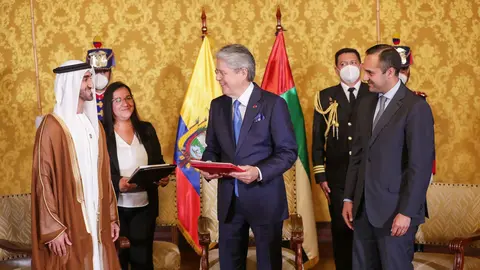 El embajador de EAU en Ecuador primero a la izquierda. (WAM)