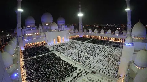 Los fieles asisten a las oraciones en la Gran Mezquita Sheikh Zayed en Abu Dhabi el miércoles por la noche. (WAM)