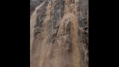 Cascada de lluvia en Sharjah. (Storm centre)