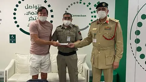 La Policía de Dubai devuelve al viajero británico el dinero perdido.
