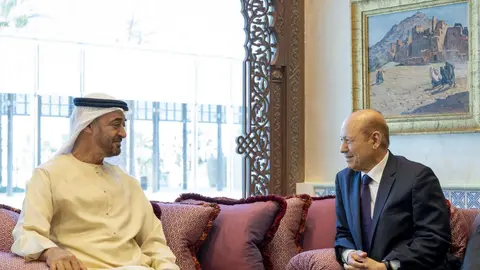 Mohamed bin Zayed y el presidente Al-Alimi durante su reciente reunión en  Qasr Al Bahr. (WAM)