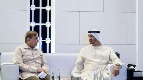 Mohamed bin Zayed durante su encuentro con Shahbaz Sharif. (WAM)