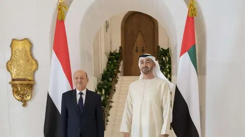 Mohamed bin Zayed y el presidente Al-Alimi durante su reciente reunión en  Qasr Al Bahr. (WAM)
