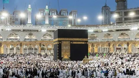 Cientos de musulmanes en La Meca para hacer las primeras oraciones de este Eid Al-Fitr. (SPA)