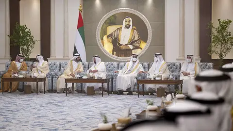 Mohamed bin Zayed y Mohammed bin Rashid reciben a los gobernantes de Emiratos por Eid Al Fitr en el Palacio de Al Mushrif. (WAM)