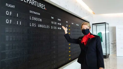 Una asistente de Qantas muestra un panel de vuelo. (Qantas)
