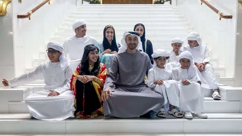 Sheikh Mohamed bin Zayed, rodeado por sus nietos en la foto familiar publicada en Twitter. (@MohamedBinZayed)