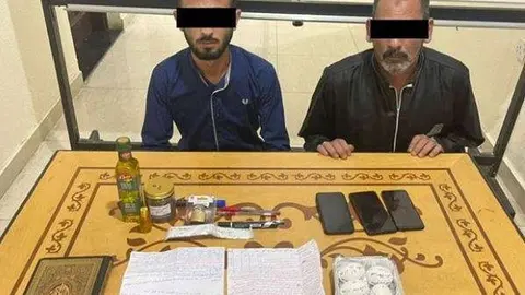 Sospechosos con los elementos confiscados. (Policía de Ajman)