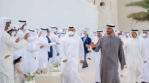 El príncipe heredero de Abu Dhabi saluda a los asistentes a la ceremonia. (WAM)