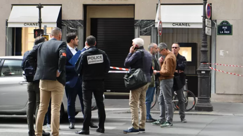 Una de las tiendas de Chanel en París. (Twitter)