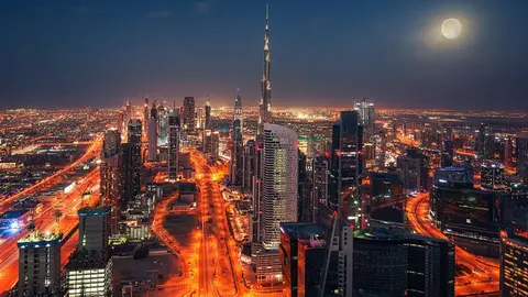 Una vista de Dubai de noche. (WAM)
