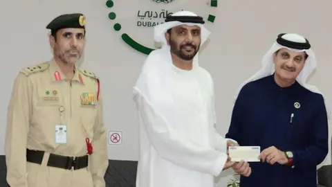 En el centro de la imagen el empresario emiratí. (Policía de Dubai)