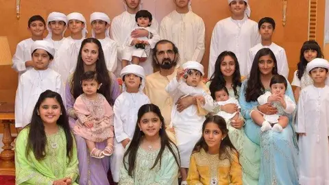 El jeque Mohammed con todos sus nietos. (Instagram)