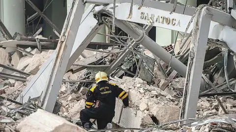 Personal de emergencia interviene tras la explosión en el hotel Saratoga de La Habana. (@CNNEE)