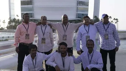 Los trabajadores agraciados ante el Burj Al Arab. (Fuente externa)