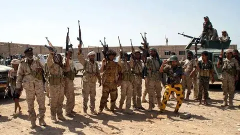 Soldados yemeníes sostienen sus armas en un área incautada a Al-Qaeda en la provincia suroriental de Shabwa, Yemen. (AP/Foto de archivo)