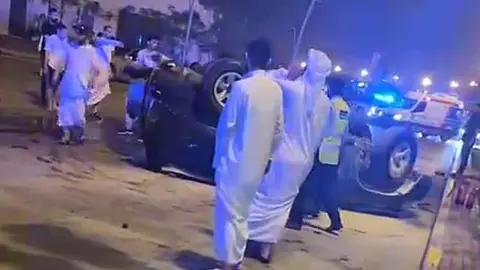 Emiratíes se reúnen en el lugar del accidente. (Fuente externa)