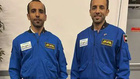 Los astronautas emiratíes Al Mansoori y Al Neyadi tras recibir la insignia de la NASA MBRSP b