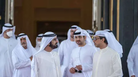 Sheikh Mohammed bin Rashid Al Maktoum departe con los ministros tras la reunión del Gabinete. (WAM)