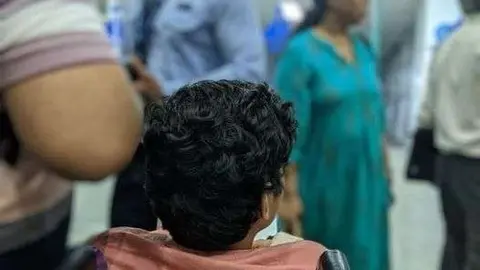La familia afectada, en la zona de embarque de IndiGo. (India Community Digest)