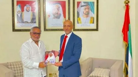 El embajador emiratí en Cuba y el secretario general de la AEC en La Habana. (WAM)