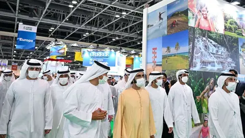 El gobernante de Dubai recorre el Arabian Travel 2022. (Twitter)