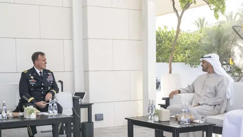El príncipe heredero de Abu Dhabi y el comandante estadounidense del CENTCOM. (WAM)