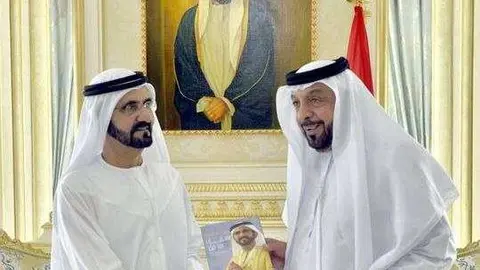 El gobernante de Dubai junto al presidente el jeque Khalifa en 2013. (WAM)
