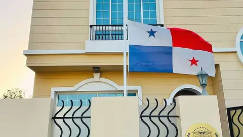 La bandera de Panamá ante la Embajada del país en Abu Dhabi. (EL CORREO)