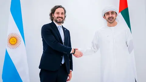 Sheikh Abdullah bin Zayed Al Nahyan, en un acto con Santiago Cafiero, ministro de Asuntos Exteriores de Argentina. (WAM)