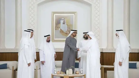 Los líderes de Emiratos tras la elección de Sheikh Mohammed bin Zayed como nuevo presidente del país. (Ministerio Asuntos Presidenciales)
