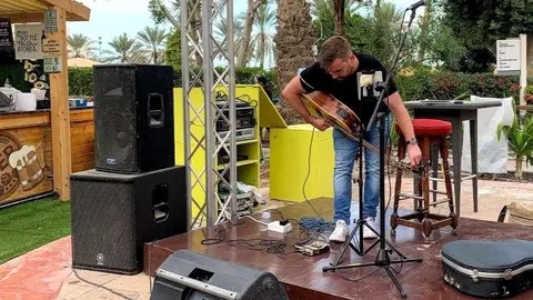 Un músico actúa en Abu Dhabi. (EL CORREO)