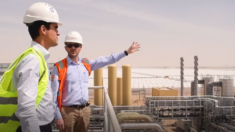 Diego Rodríguez, director de Proyectos en Abengoa -derecha-, durante la entrevista concedida en Mohammed Bin Rashid Al Maktoum Solar Park de Dubai a Juan Sáez, director de Accuracy en Oriente Medio. (Cedida)