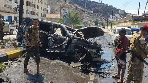 Militares en Adén ante el coche bomba. (Arab News)