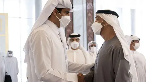 El emir de Qatar ofrece sus condolencias al presidente de EAU. (WAM)
