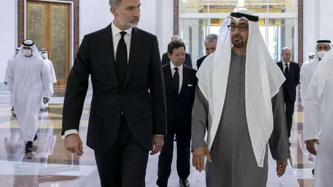 El presidente de EAU recibe al rey de España en el Aeropuerto Presidencial de Abu Dhabi. (WAM)