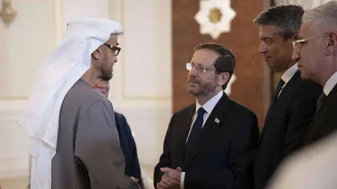 Isaac Herzog, presidente de Israel presenta sus condolencias al presidente de EAU. (Rashed Al Mansoori / Ministerio de Asuntos Presideneciales)
