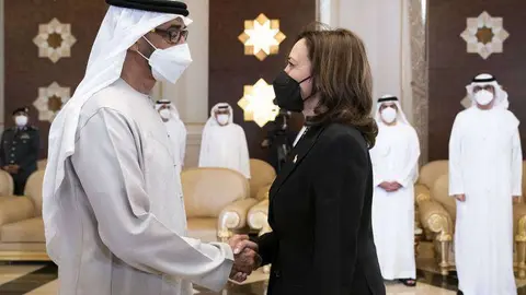 La vicepresidenta de EEUU saluda al presidente de EAU.