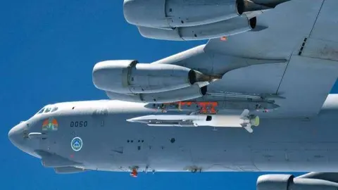 Foto de archivo de la Fuerza Aérea de EEUU que muestra el vehículo de prueba de vuelo hipersónico X-51A WaveRider bajo el ala de un B-52 Stratofortress. (Fuente externa)