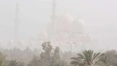 La Gran Mezquita de Abu Dhabi con una tormenta de arena. (Fuente externa)