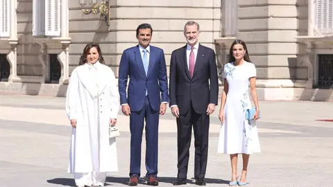El emir de Qatar junto a una de sus esposas y los reyes de España en Madrid. (Casa Real)
